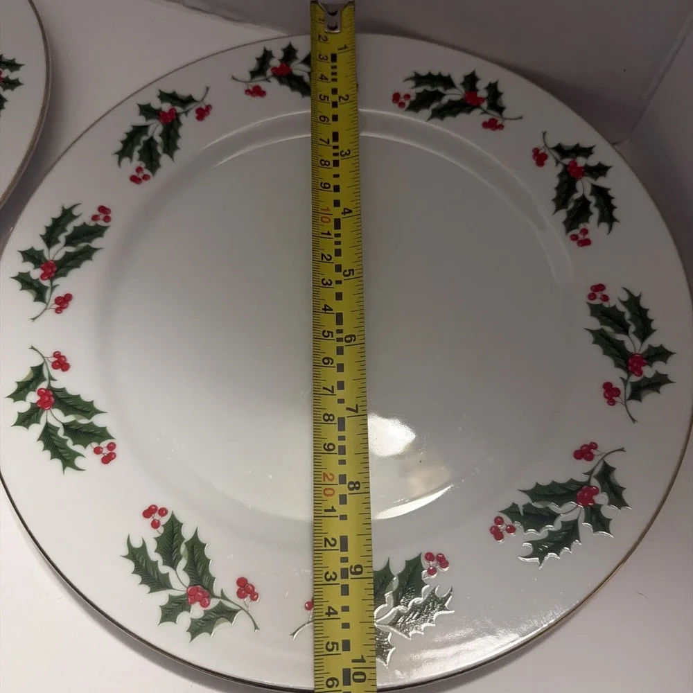 Vintage Christmas Holly Berry Dinner Plates Set of 8 Japan Gold Trim 10.5